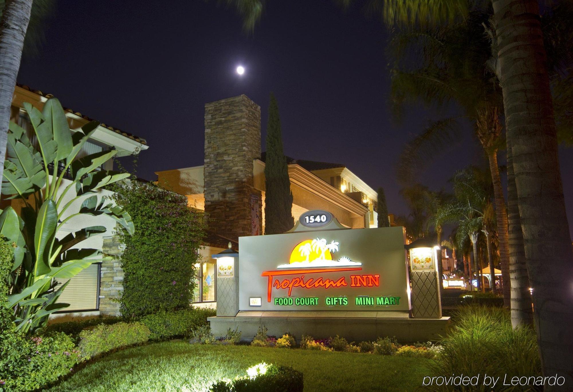 Tropicana Inn & Suites Anaheim Exterior photo
